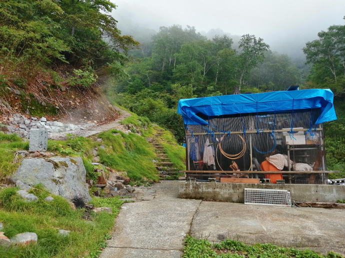 赤倉温泉源泉　管理小屋裏野天風呂【温泉奉行所】