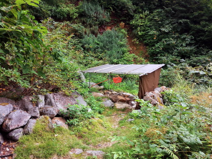 赤倉温泉源泉　管理小屋裏野天風呂【温泉奉行所】