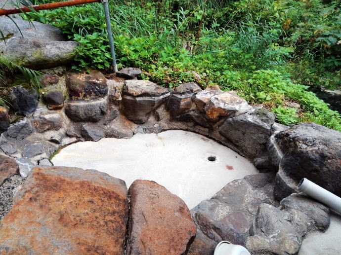 赤倉温泉源泉　管理小屋裏野天風呂【温泉奉行所】