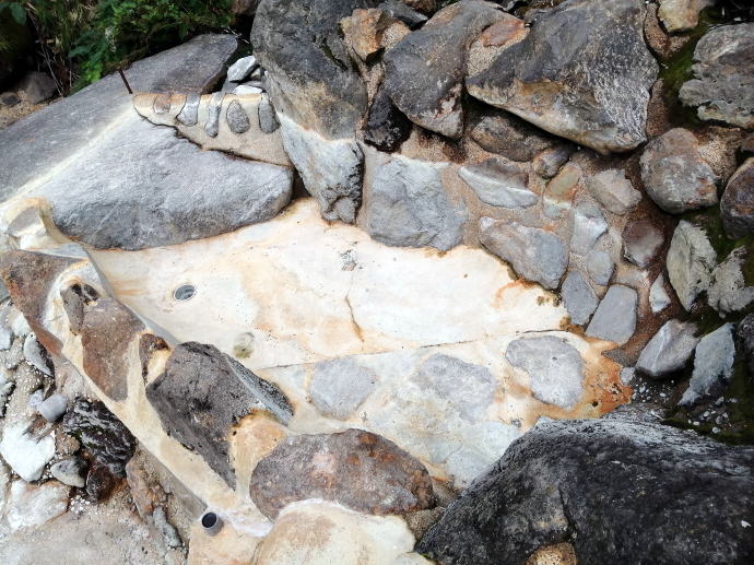 赤倉温泉源泉　称名滝下の露天風呂【温泉奉行所】