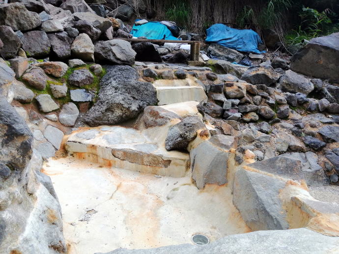 赤倉温泉源泉　称名滝下の露天風呂【温泉奉行所】