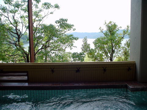 �{���l�̓��@�x�ɑ��ߍ]�����y�����s���z