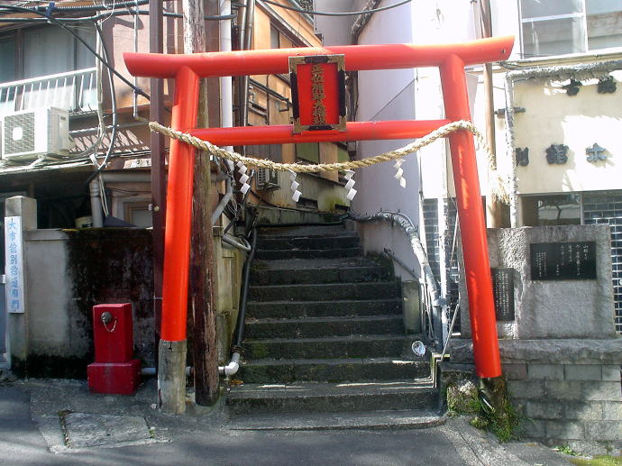 ��������@���������فy�����s���z