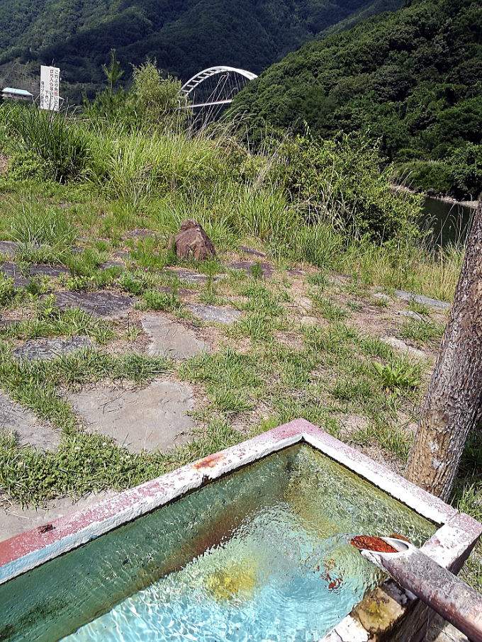 ���V���[�̉���y�����s���z